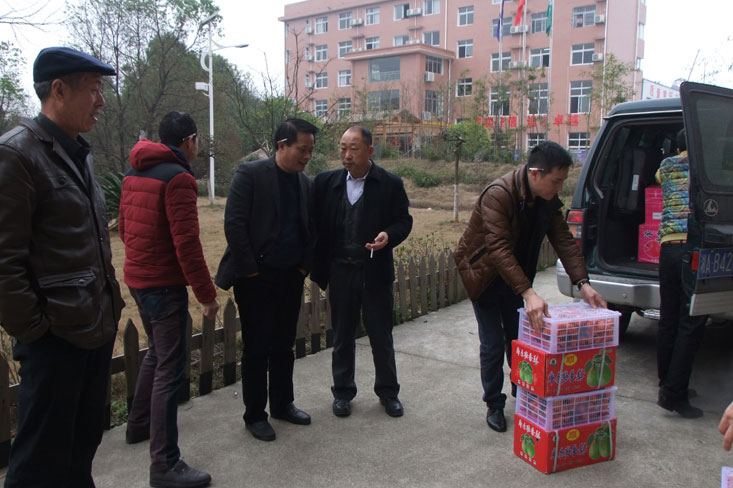 對(duì)老人盡一份孝心，給社會(huì)添一分和諧